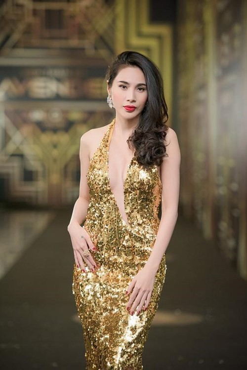 Những bộ váy xẻ 'đốt' mắt người nhìn của Thủy Tiên - ảnh 6