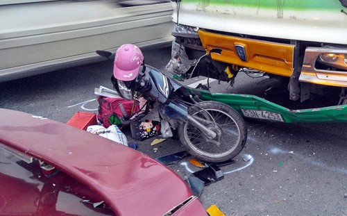 Cô gái mắc kẹt giữa 2 ôtô sau tai nạn - ảnh 1