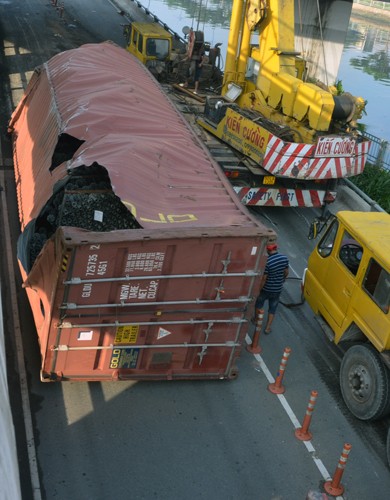 Xe container lật ngang cầu trung tâm ở Sài Gòn - ảnh 1