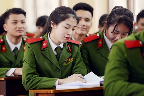 Nữ sinh 'kẹp cổ 3 thanh niên' là thủ khoa trường Cảnh sát - ảnh 1