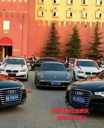 Chàng trai xếp 16 siêu xe thành trái tim cầu hôn bạn gái - ảnh 1