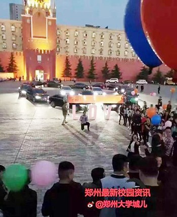 Chàng trai xếp 16 siêu xe thành trái tim cầu hôn bạn gái - ảnh 2