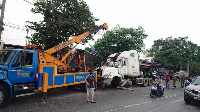 'Hung thần' container đâm sập nhiều nhà dân vào rạng sáng - ảnh 1
