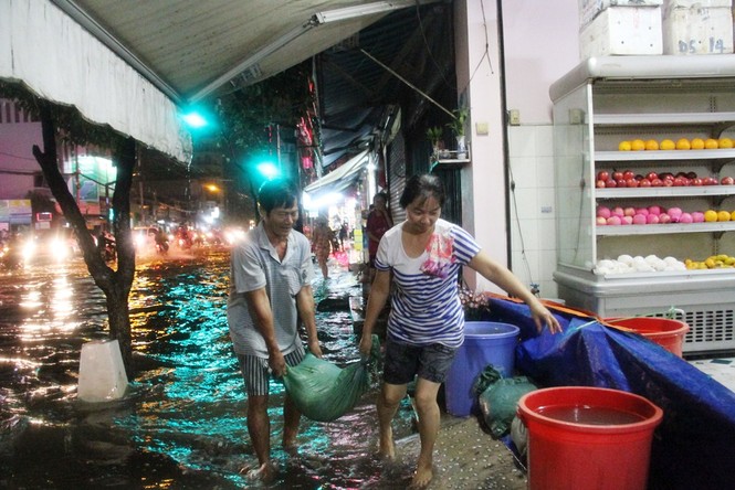 Dân Sài Gòn be bờ tát nước trong nhà sau cơn mưa - ảnh 11