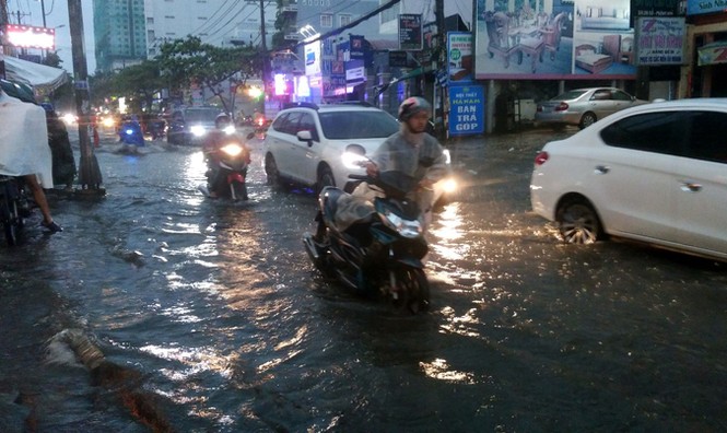 Dân Sài Gòn be bờ tát nước trong nhà sau cơn mưa - ảnh 4