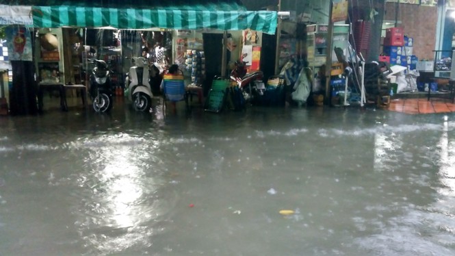 Dân Sài Gòn be bờ tát nước trong nhà sau cơn mưa - ảnh 6