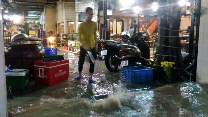 Dân Sài Gòn be bờ tát nước trong nhà sau cơn mưa - ảnh 7