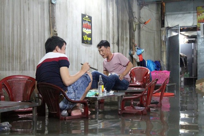 Dân Sài Gòn be bờ tát nước trong nhà sau cơn mưa - ảnh 8