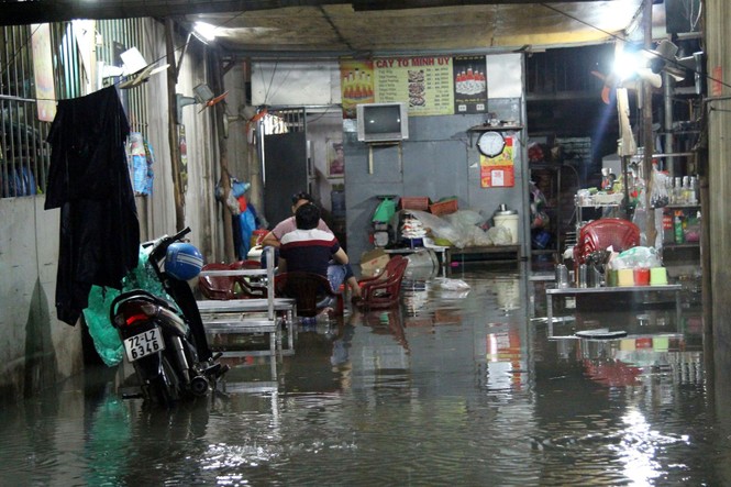 Dân Sài Gòn be bờ tát nước trong nhà sau cơn mưa - ảnh 9