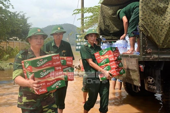 Theo chân bộ đội cứu dân vùng lũ lụt - ảnh 6