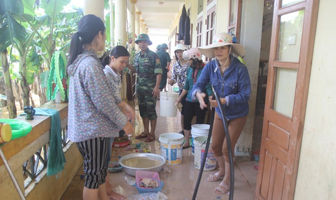 Thanh niên dựng cầu tạm cho học sinh đến trường sau lũ - ảnh 2