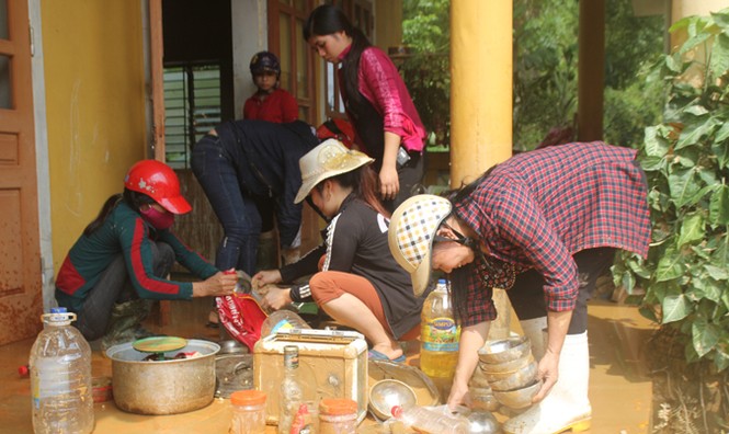 Thanh niên dựng cầu tạm cho học sinh đến trường sau lũ - ảnh 3
