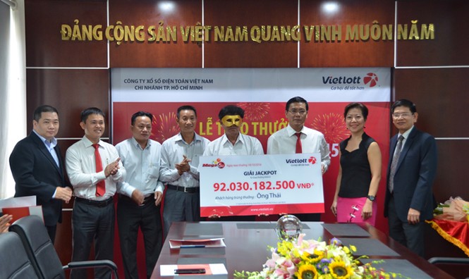 Người trúng giải độc đắc 92 tỷ đồng bịt mặt lên nhận thưởng - ảnh 1