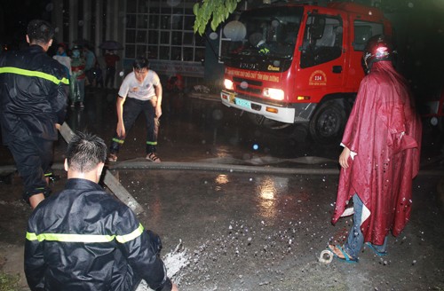 Hầm ký túc xá Sài Gòn ngập, 1.000 xe được di tản trong đêm - ảnh 1