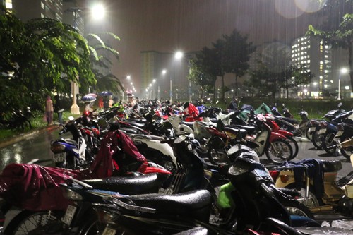 Hầm ký túc xá Sài Gòn ngập, 1.000 xe được di tản trong đêm - ảnh 3
