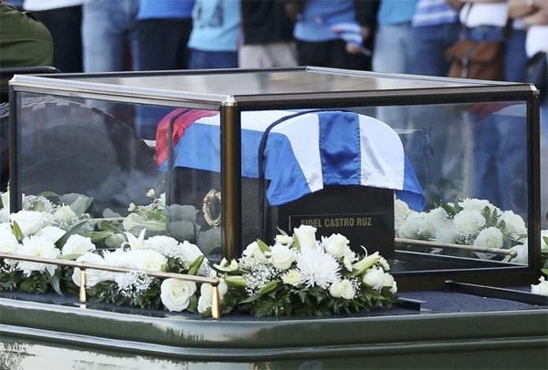 Người dân Cuba đứng kín hai bên đường tiễn biệt lãnh tụ Fidel Castro - ảnh 1