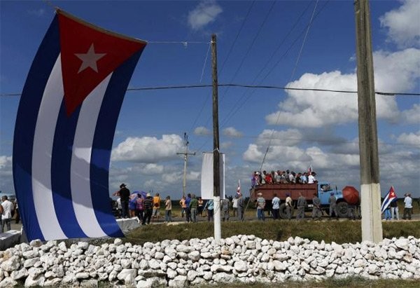 Người dân Cuba đứng kín hai bên đường tiễn biệt lãnh tụ Fidel Castro - ảnh 3