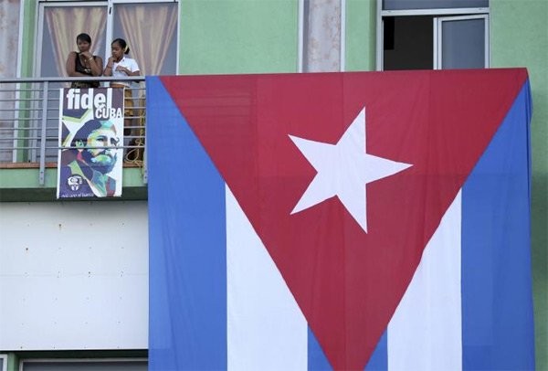 Người dân Cuba đứng kín hai bên đường tiễn biệt lãnh tụ Fidel Castro - ảnh 4