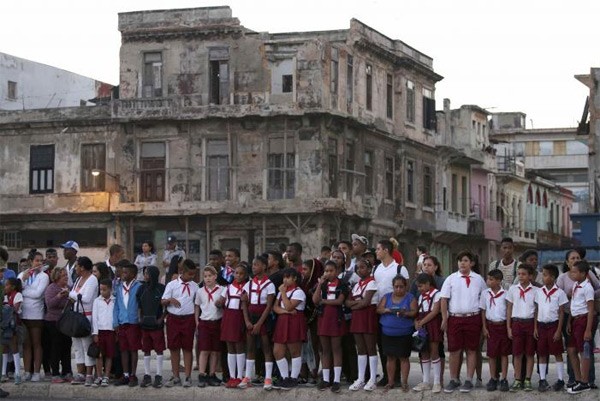 Người dân Cuba đứng kín hai bên đường tiễn biệt lãnh tụ Fidel Castro - ảnh 5