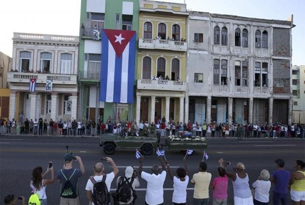Người dân Cuba đứng kín hai bên đường tiễn biệt lãnh tụ Fidel Castro - ảnh 7