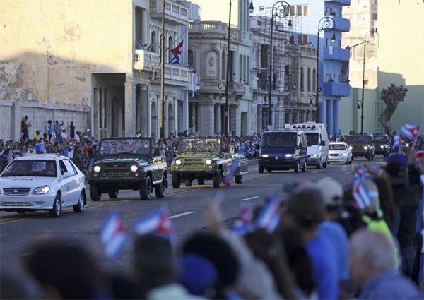 Người dân Cuba đứng kín hai bên đường tiễn biệt lãnh tụ Fidel Castro - ảnh 8