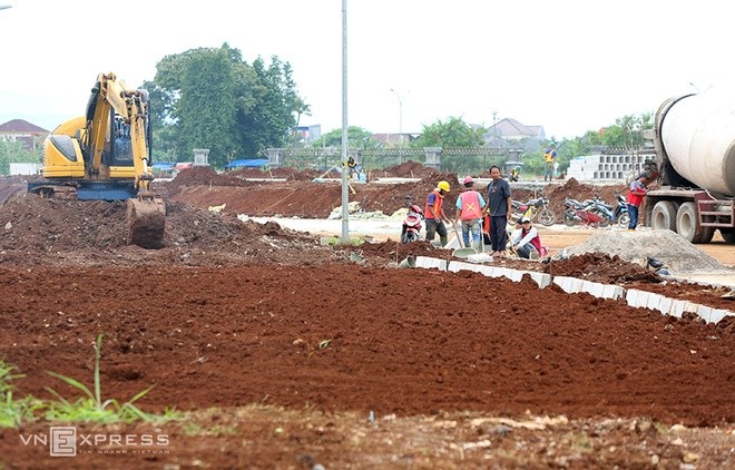 Sân đấu ngổn ngang trước trận Việt Nam - Indonesia - ảnh 12