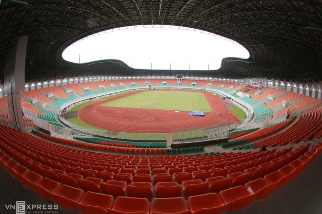 Sân đấu ngổn ngang trước trận Việt Nam - Indonesia - ảnh 2