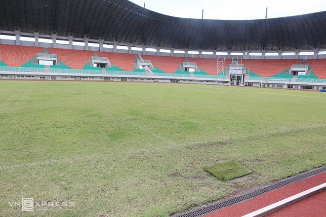 Sân đấu ngổn ngang trước trận Việt Nam - Indonesia - ảnh 3