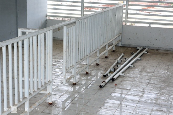 Sân đấu ngổn ngang trước trận Việt Nam - Indonesia - ảnh 9