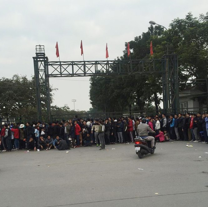 Xếp hàng xuyên đêm để săn vé trận Việt Nam - Indonesia - ảnh 12
