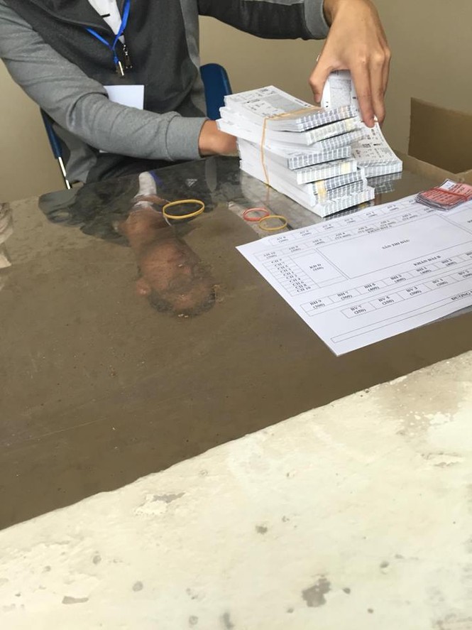 Xếp hàng xuyên đêm để săn vé trận Việt Nam - Indonesia - ảnh 16