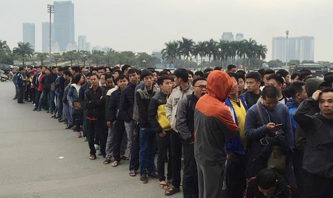 Xếp hàng xuyên đêm để săn vé trận Việt Nam - Indonesia - ảnh 3