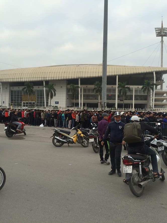 Xếp hàng xuyên đêm để săn vé trận Việt Nam - Indonesia - ảnh 10