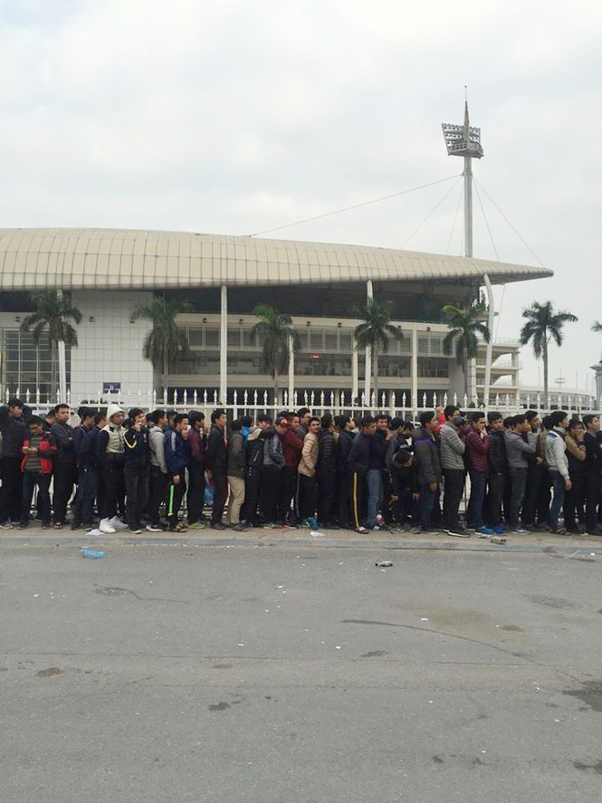 Xếp hàng xuyên đêm để săn vé trận Việt Nam - Indonesia - ảnh 11