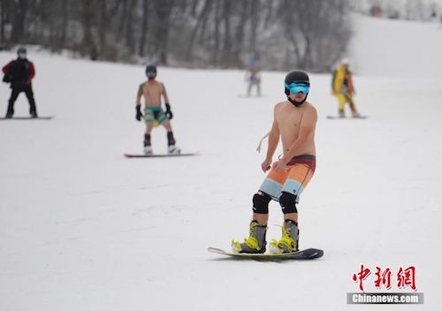 Khu trượt tuyết bị chỉ trích vì thuê mẫu bikini đứng quảng cáo - ảnh 3