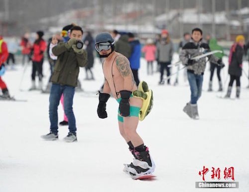Khu trượt tuyết bị chỉ trích vì thuê mẫu bikini đứng quảng cáo - ảnh 4