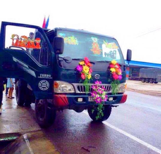 Màn vượt lũ rước dâu độc đáo bằng... xe ben - ảnh 2