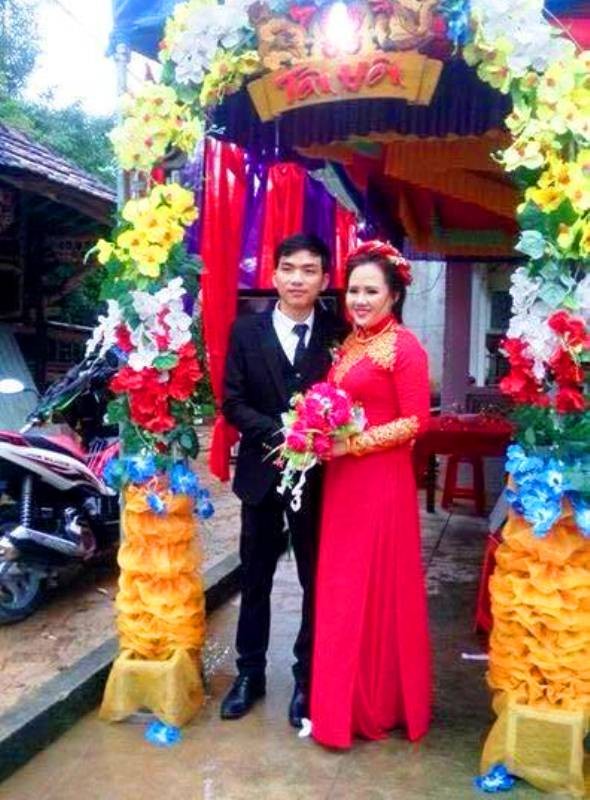 Màn vượt lũ rước dâu độc đáo bằng... xe ben - ảnh 3
