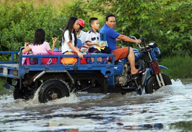 Người Sài Gòn giúp nhau trong ngày triều cường đạt đỉnh - ảnh 3