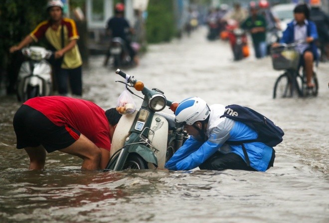 Người Sài Gòn giúp nhau trong ngày triều cường đạt đỉnh - ảnh 4
