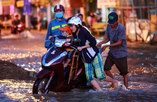 Người Sài Gòn giúp nhau trong ngày triều cường đạt đỉnh - ảnh 5