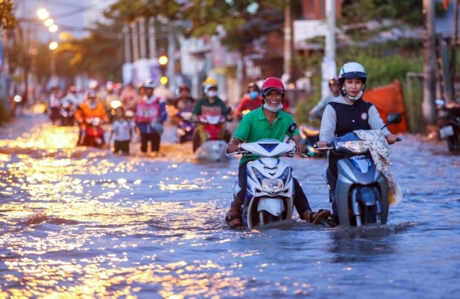 Người Sài Gòn giúp nhau trong ngày triều cường đạt đỉnh - ảnh 6