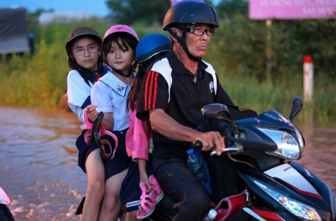 Người Sài Gòn giúp nhau trong ngày triều cường đạt đỉnh - ảnh 8