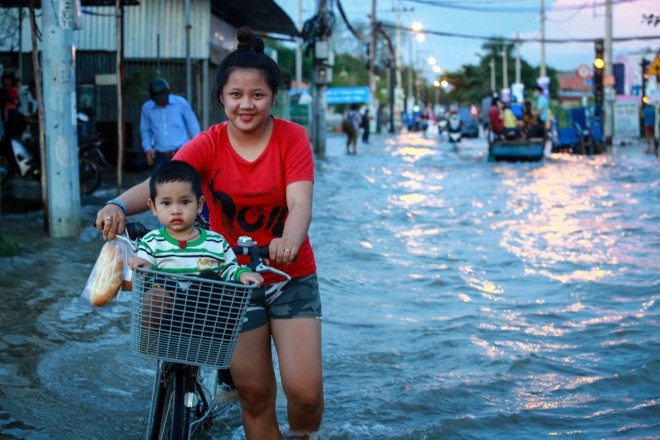 Người Sài Gòn giúp nhau trong ngày triều cường đạt đỉnh - ảnh 9