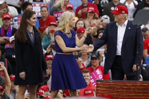 Dàn mỹ nữ mặc váy sặc sỡ chào đón ông Trump - ảnh 2