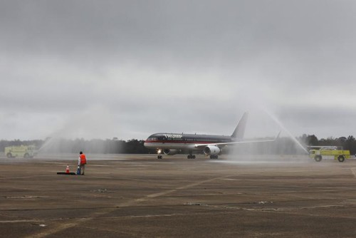 Dàn mỹ nữ mặc váy sặc sỡ chào đón ông Trump - ảnh 1