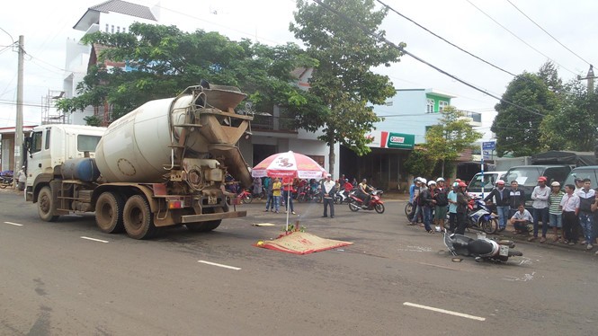 BẢN TIN ATGT: Nữ nhân viên ngân hàng bị xe bồn cán tử vong - ảnh 2