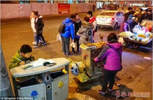 Dân mạng thổn thức với cậu bé học bài trên nắp thùng rác - ảnh 2