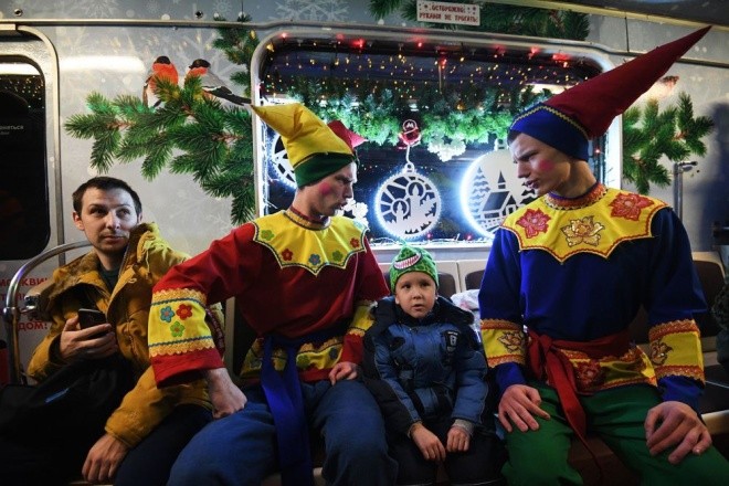 Mục kích đoàn tàu điện ngầm đón năm mới ở Moscow - ảnh 1