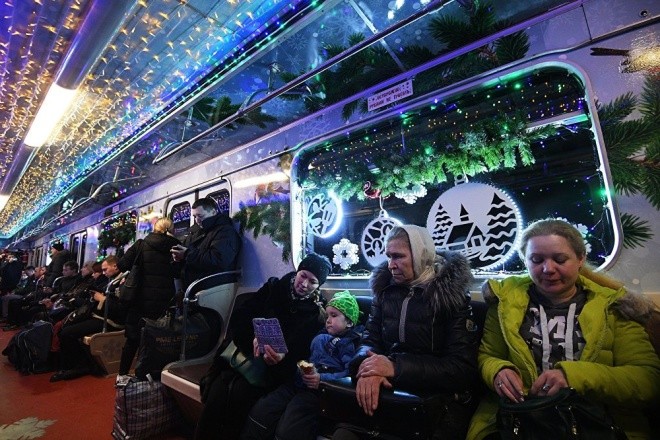 Mục kích đoàn tàu điện ngầm đón năm mới ở Moscow - ảnh 2